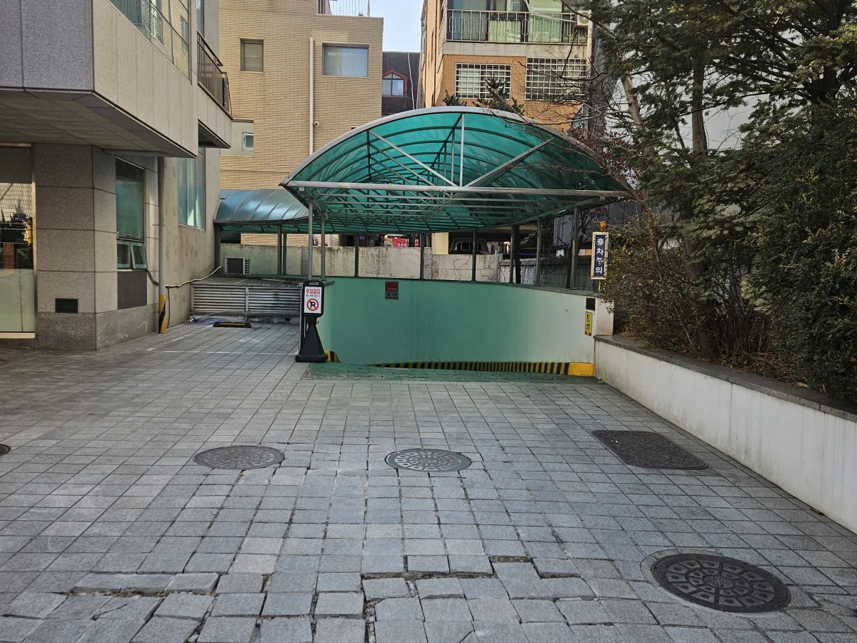 단차가 발생한 지하주차장 진입로 경계 부분