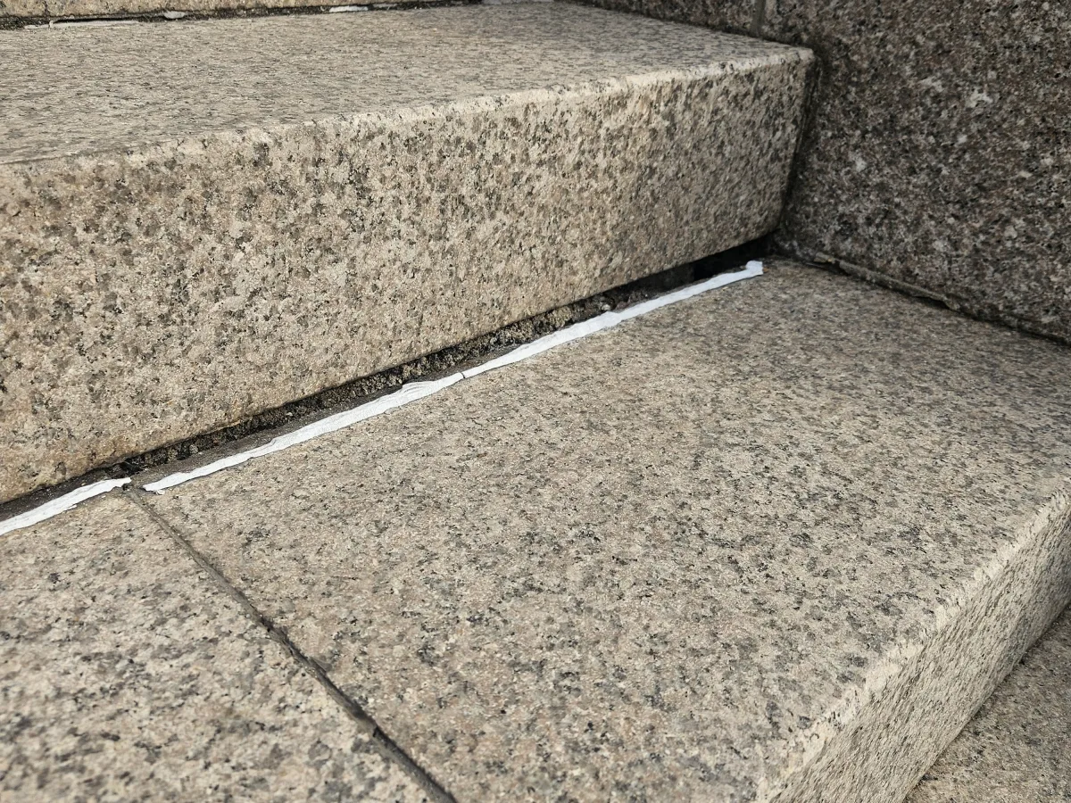 계단 디딤판 사이 벌어진 실금 이음새 클로즈업