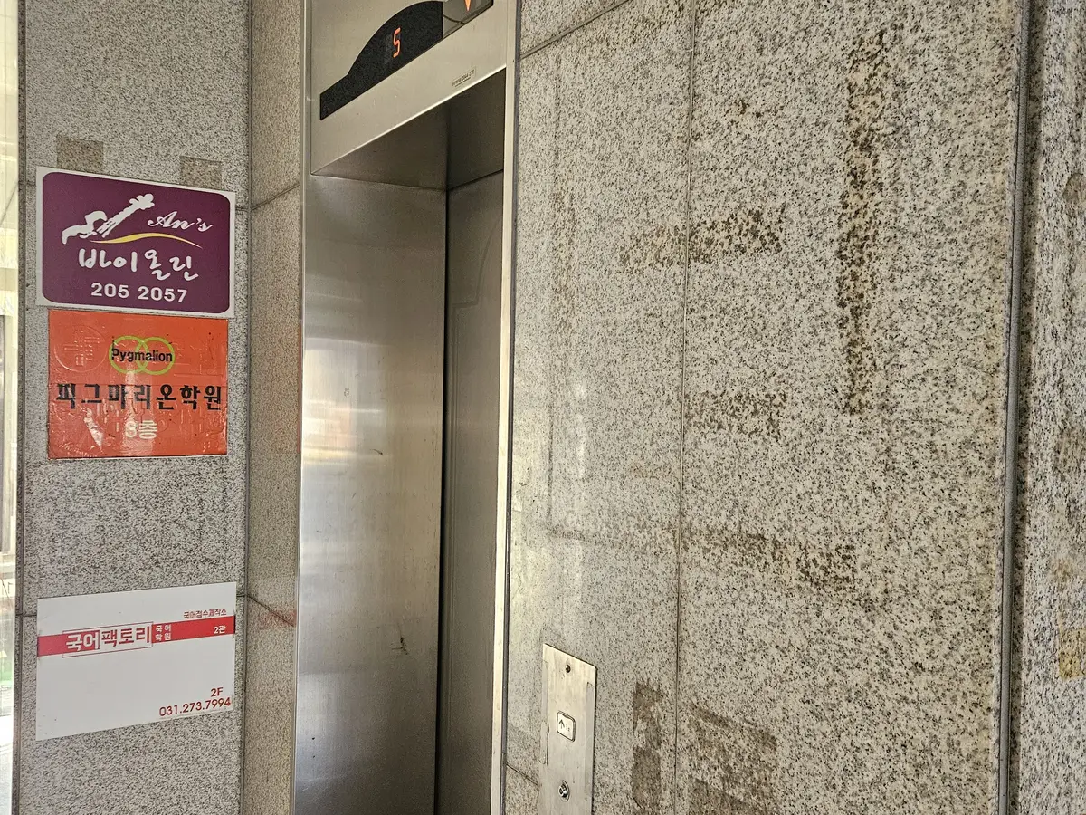 건물로비 대리석벽 실리콘 오염