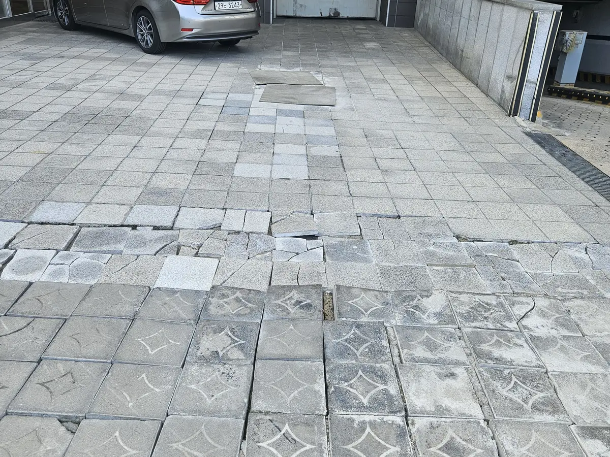 주차장 출입구 파손된 대리석